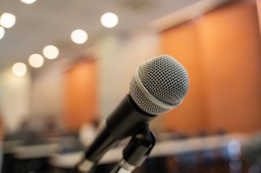 Bulanık iş konferansı toplantısı ya da Konferans Eğitim Eğitim Odası Konsepti üzerine mikrofon, bulanık arkaplan.