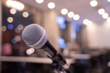 Bulanık iş konferansı toplantısı ya da Konferans Eğitim Eğitim Odası Konsepti üzerine mikrofon, bulanık arkaplan.