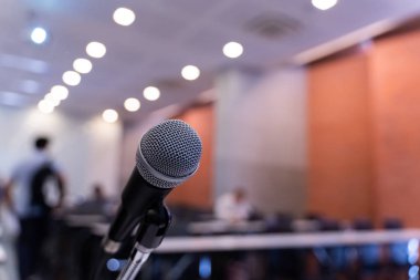 Bulanık iş konferansı toplantısı ya da Konferans Eğitim Eğitim Odası Konsepti üzerine mikrofon, bulanık arkaplan.