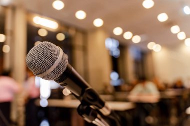 Bulanık iş konferansı toplantısı ya da Konferans Eğitim Eğitim Odası Konsepti üzerine mikrofon, bulanık arkaplan.