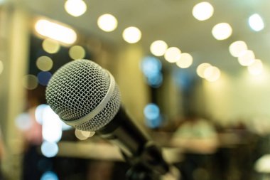 Bulanık iş konferansı toplantısı ya da Konferans Eğitim Eğitim Odası Konsepti üzerine mikrofon, bulanık arkaplan.