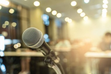 Bulanık iş konferansı toplantısı ya da Konferans Eğitim Eğitim Odası Konsepti üzerine mikrofon, bulanık arkaplan.