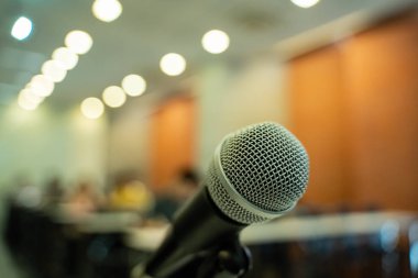 Bulanık iş konferansı toplantısı ya da Konferans Eğitim Eğitim Odası Konsepti üzerine mikrofon, bulanık arkaplan.