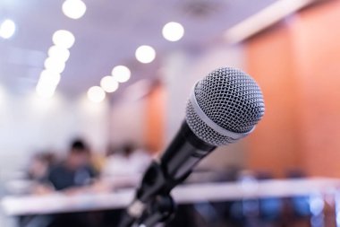 Bulanık iş konferansı toplantısı ya da Konferans Eğitim Eğitim Odası Konsepti üzerine mikrofon, bulanık arkaplan.