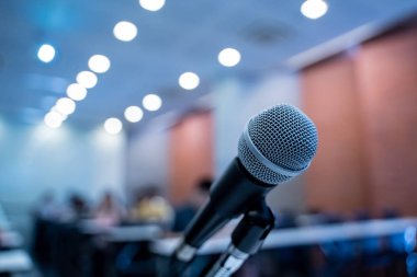 Bulanık iş konferansı toplantısı ya da Konferans Eğitim Eğitim Odası Konsepti üzerine mikrofon, bulanık arkaplan.