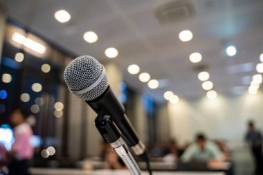Bulanık iş konferansı toplantısı ya da Konferans Eğitim Eğitim Odası Konsepti üzerine mikrofon, bulanık arkaplan.