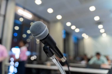 Bulanık iş konferansı toplantısı ya da Konferans Eğitim Eğitim Odası Konsepti üzerine mikrofon, bulanık arkaplan.