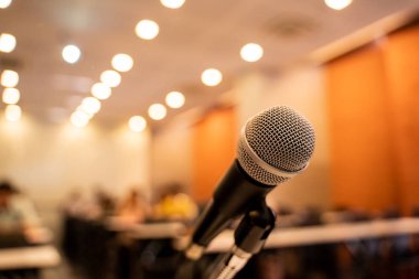 Bulanık iş konferansı toplantısı ya da Konferans Eğitim Eğitim Odası Konsepti üzerine mikrofon, bulanık arkaplan.
