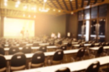 Konferans salonu veya seminer odasındaki iş adamlarının geçmişi bulanık.