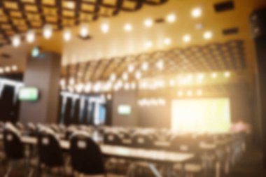 Konferans salonu veya seminer odasındaki iş adamlarının geçmişi bulanık.
