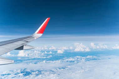 Uçak pencere ve mavi gökyüzü güzel görünümünden güzel güneşli gün, bu sefer yükseklik uçuş sırasında.