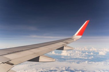 Uçak pencere ve mavi gökyüzü güzel görünümünden güzel güneşli gün, bu sefer yükseklik uçuş sırasında.