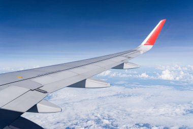 Uçak pencere ve mavi gökyüzü güzel görünümünden güzel güneşli gün, bu sefer yükseklik uçuş sırasında.