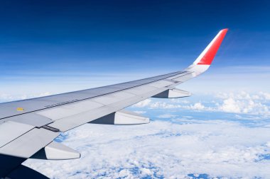 Uçak pencere ve mavi gökyüzü güzel görünümünden güzel güneşli gün, bu sefer yükseklik uçuş sırasında.