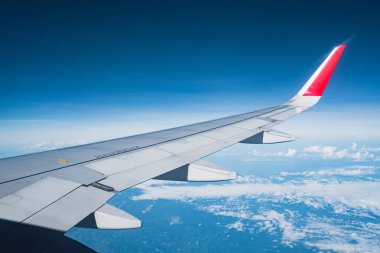 Uçak pencere ve mavi gökyüzü güzel görünümünden güzel güneşli gün, bu sefer yükseklik uçuş sırasında.