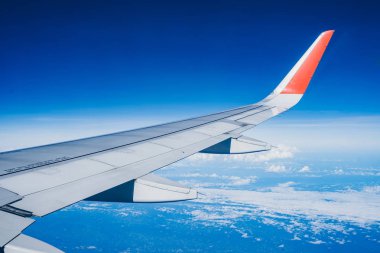 Uçak pencere ve mavi gökyüzü güzel görünümünden güzel güneşli gün, bu sefer yükseklik uçuş sırasında.