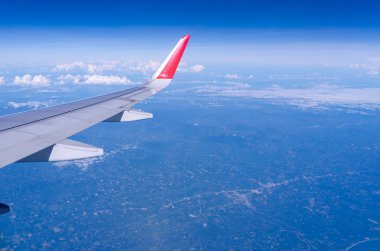 Uçak pencere ve mavi gökyüzü güzel görünümünden güzel güneşli gün, bu sefer yükseklik uçuş sırasında.