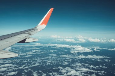 Uçak pencere ve mavi gökyüzü güzel görünümünden güzel güneşli gün, bu sefer yükseklik uçuş sırasında.