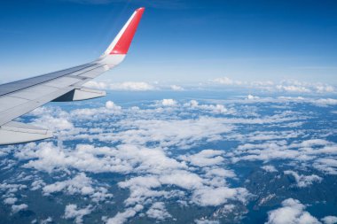 Uçak pencere ve mavi gökyüzü güzel görünümünden güzel güneşli gün, bu sefer yükseklik uçuş sırasında.