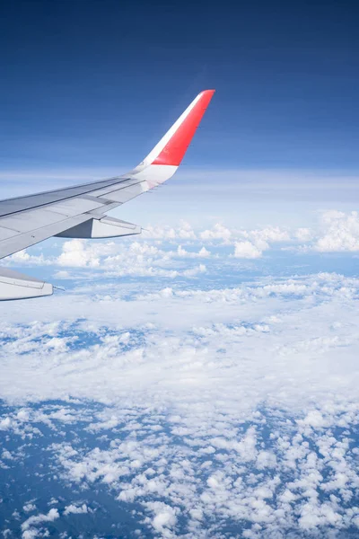 Prachtig Uitzicht Vanuit Vliegtuig Venster Blauwe Lucht Mooie Zonnige Dag — Stockfoto