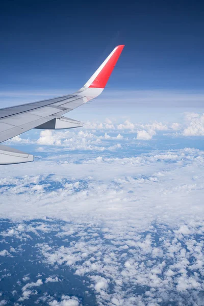 Prachtig Uitzicht Vanuit Vliegtuig Venster Blauwe Lucht Mooie Zonnige Dag — Stockfoto