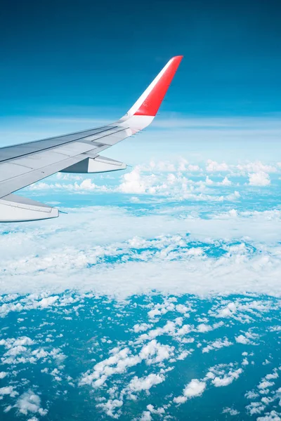 Gyönyörű Kilátás Repülőgép Ablakban Kék Szép Napsütéses Napon Ebben Időben — Stock Fotó