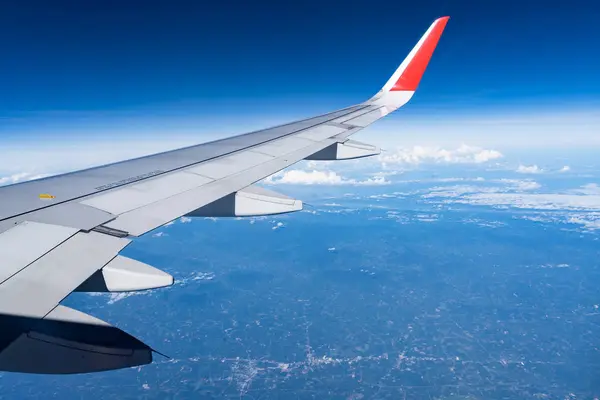 Prachtig Uitzicht Vanuit Vliegtuig Venster Blauwe Lucht Mooie Zonnige Dag — Stockfoto