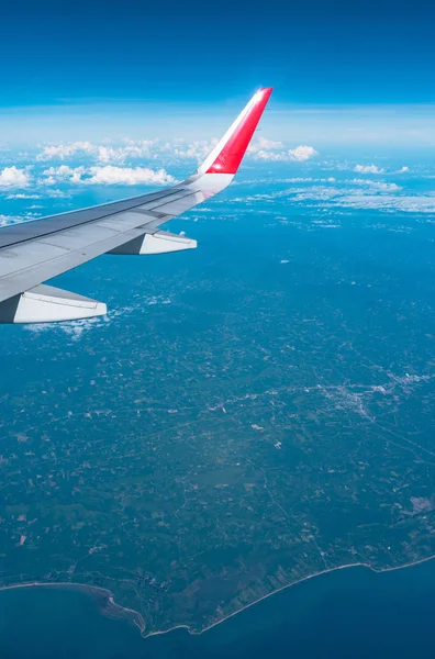 Prachtig Uitzicht Vanuit Vliegtuig Venster Blauwe Lucht Mooie Zonnige Dag — Stockfoto