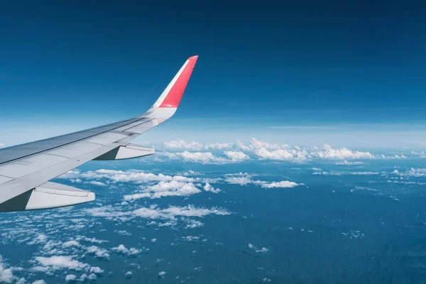 Prachtig Uitzicht Vanuit Vliegtuig Venster Blauwe Lucht Mooie Zonnige Dag — Stockfoto