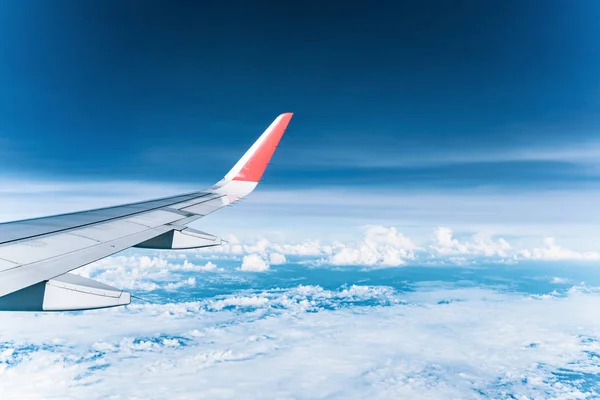 Piękny Widok Okna Niebieski Niebo Samolot Piękny Słoneczny Dzień Tym — Zdjęcie stockowe