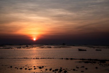 Tropikal deniz manzara ile kopya alanı üzerinde güzel günbatımı gündoğumu gökyüzü.