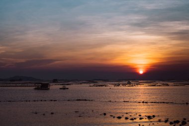 Tropikal deniz manzara ile kopya alanı üzerinde güzel günbatımı gündoğumu gökyüzü.