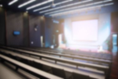 Konferans salonu veya seminer odasındaki iş adamlarının geçmişi bulanık.