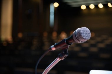 Bulanık iş konferansı toplantısı ya da Konferans Eğitim Eğitim Odası Konsepti üzerine mikrofon, bulanık arkaplan.