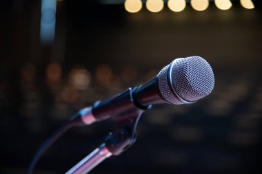 Bulanık iş konferansı toplantısı ya da Konferans Eğitim Eğitim Odası Konsepti üzerine mikrofon, bulanık arkaplan.