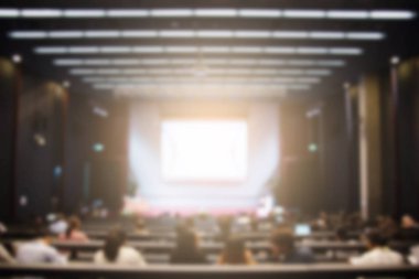 Konferans salonu veya seminer odasındaki iş adamlarının geçmişi bulanık.