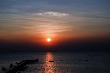 Günbatımı çevrili bir tekne ile denizden köprüsünde.