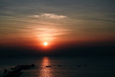 Günbatımı çevrili bir tekne ile denizden köprüsünde.