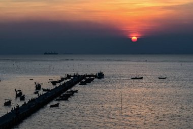 Günbatımı çevrili bir tekne ile denizden köprüsünde.