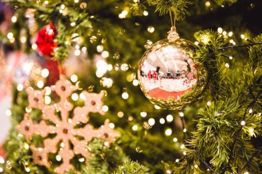 Arka planda güzel dekore edilmiş Noel ağacı, yeni yıl tatili ya da Noel tatili.