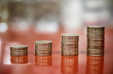 Bozuk para yığınları, para, tasarruf ve yatırım veya iş planlama kavramının adımları.