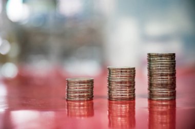 Bozuk para yığınları, para, tasarruf ve yatırım veya iş planlama kavramının adımları.