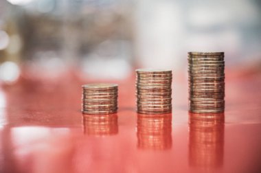 Bozuk para yığınları, para, tasarruf ve yatırım veya iş planlama kavramının adımları.