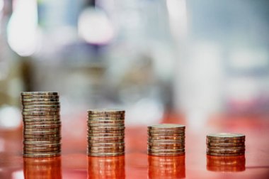 Bozuk para yığınları, para, tasarruf ve yatırım veya iş planlama kavramının adımları.