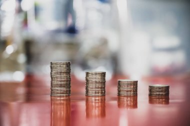 Bozuk para yığınları, para, tasarruf ve yatırım veya iş planlama kavramının adımları.