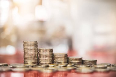 Bozuk para yığınları, para, tasarruf ve yatırım veya iş planlama kavramının adımları.