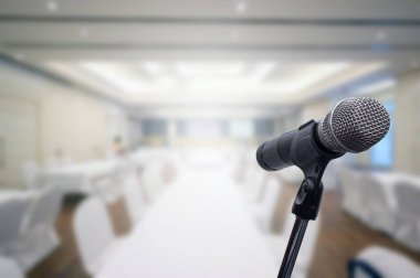 Bulanık iş forumunda mikrofon Toplantı ya da Konferans Odası Konsepti, bulanık arkaplan.