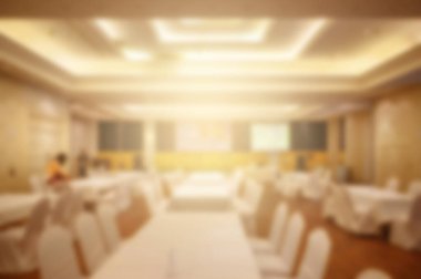 Konferans salonu veya seminer odasındaki iş adamlarının geçmişi bulanık.