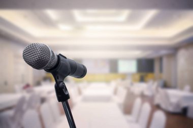 Bulanık iş forumunda mikrofon Toplantı ya da Konferans Odası Konsepti, bulanık arkaplan.