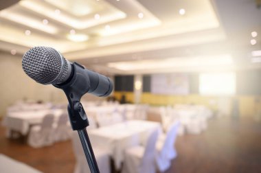 Bulanık iş forumunda mikrofon Toplantı ya da Konferans Odası Konsepti, bulanık arkaplan.